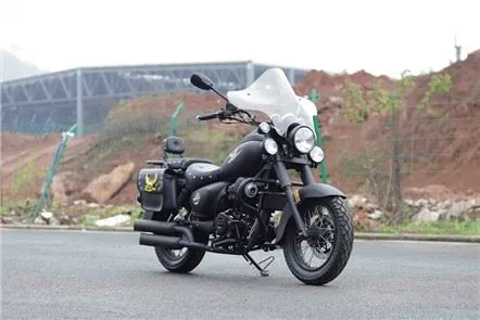 čierna elektrická honda steed cb250 malý bobber motocykel